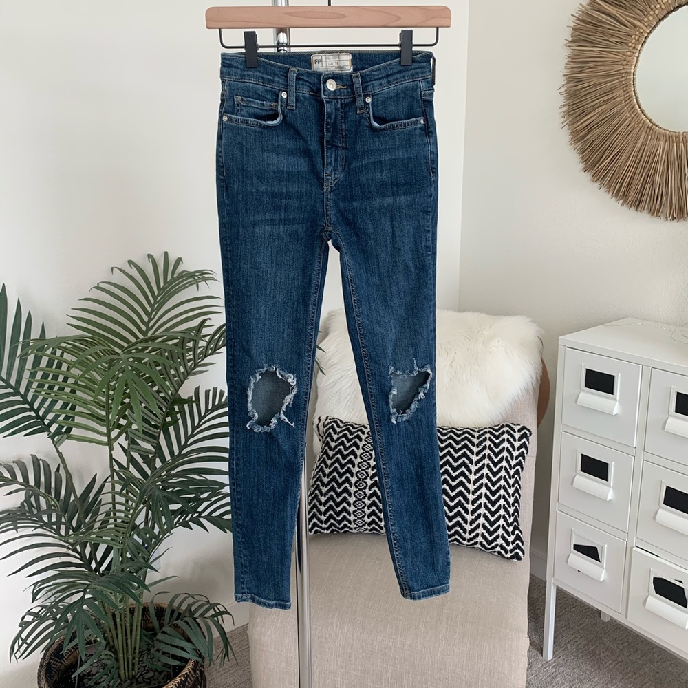 Free People Busted Knee Distressed Dark Wash Skinny Jeans Denim 26
